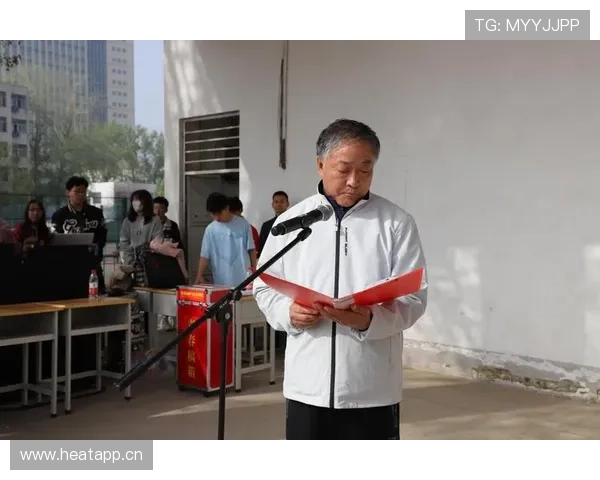 黄东萍大笑回应掌声与欢呼声 黄东萍大笑回应掌声与欢呼声